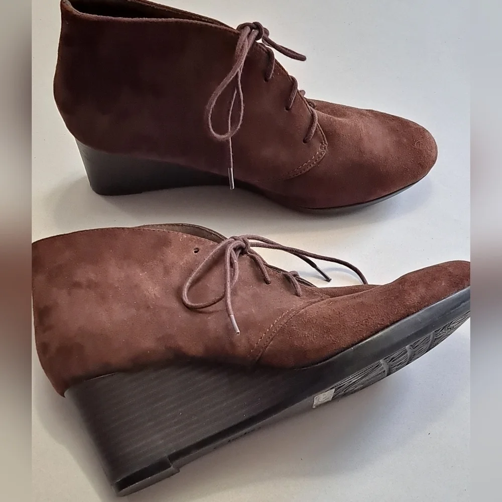 Clarks Suede Bendables Wedge Boots   Size 11W